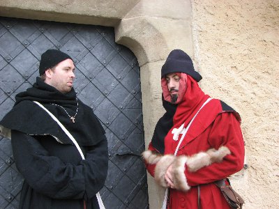 Mnich a velitel střelců.